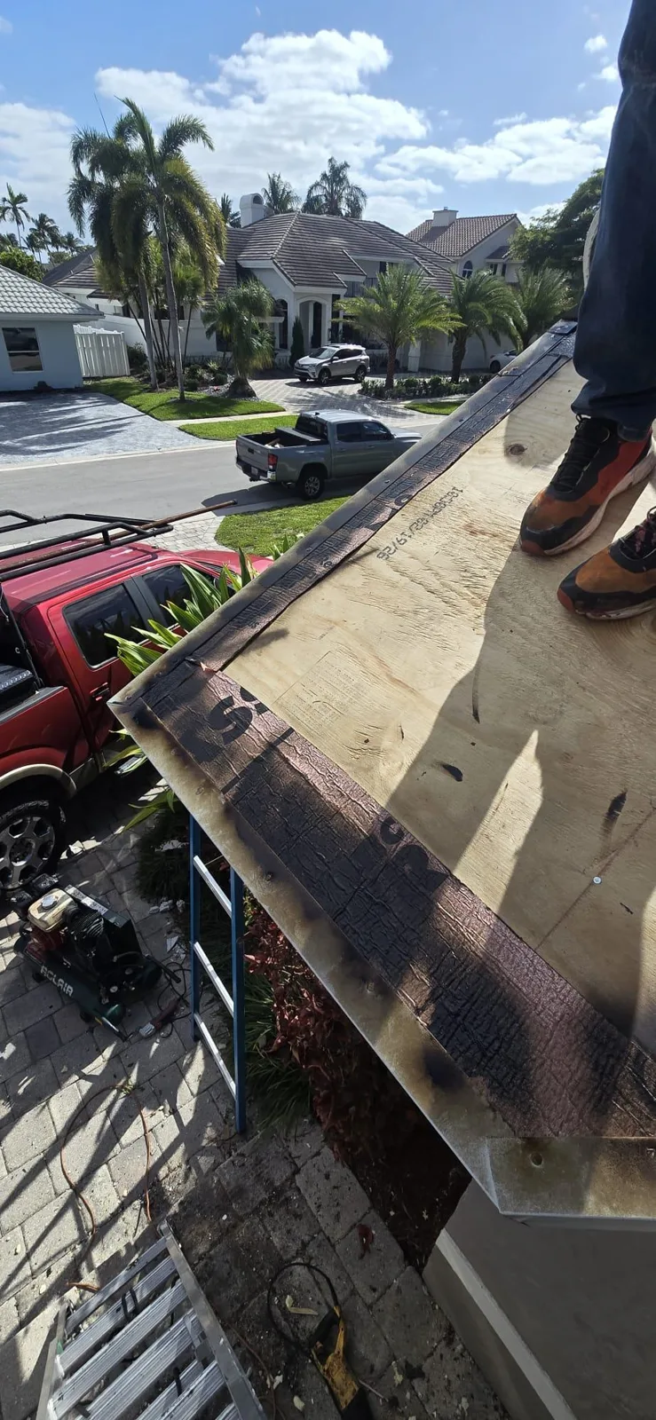 Removal of damaged material from the roof edge during the work