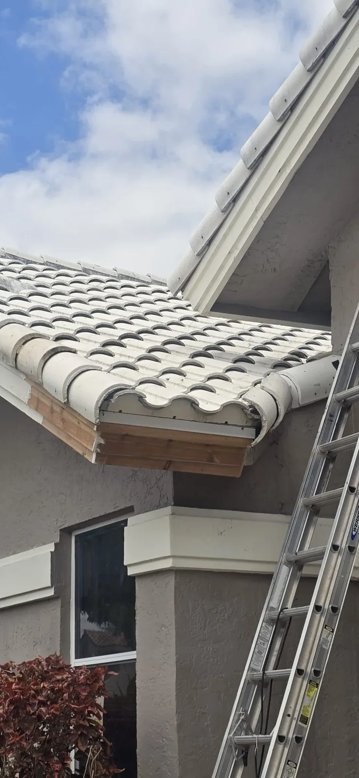 Roof edge with new wood installed under the tiles